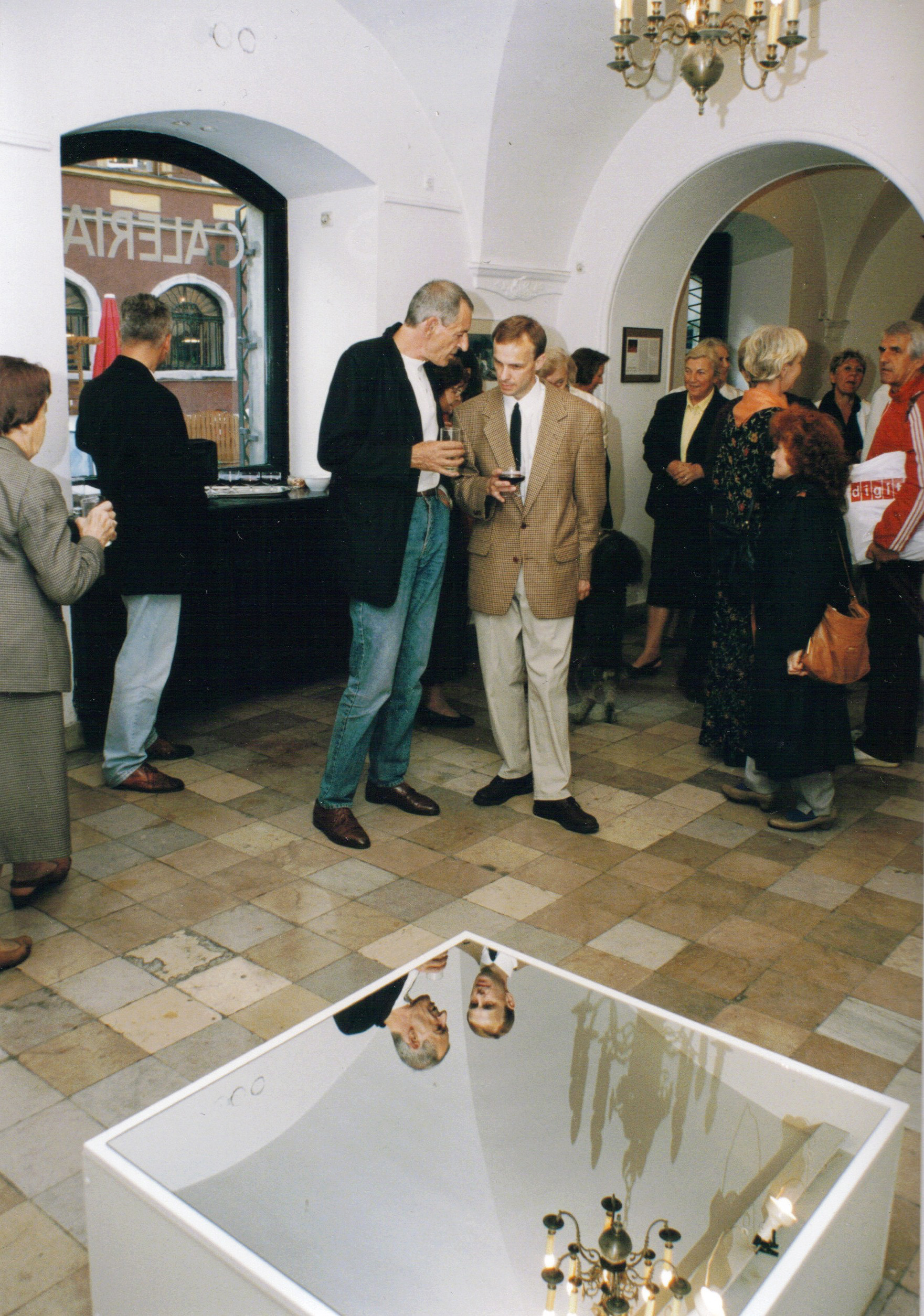Indywidualna wystawa w Galerii Zapiecek - z Andrzejem Skoczylasem, red. naczelnym Sztuki, Warszawa 1996